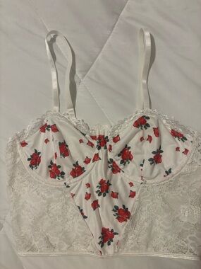 White Floral Lace Trim Cami Bralette – Red Rose Print 🌹🤍